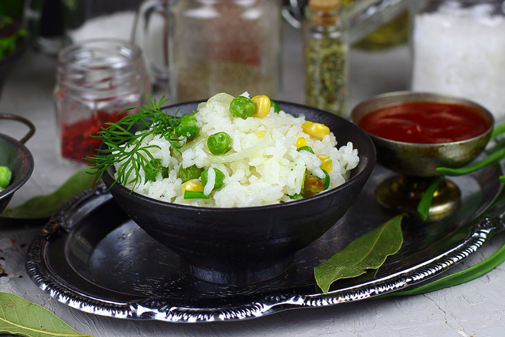 Rice with corn and green peas - a delicious side dish made from inexpensive ingredients