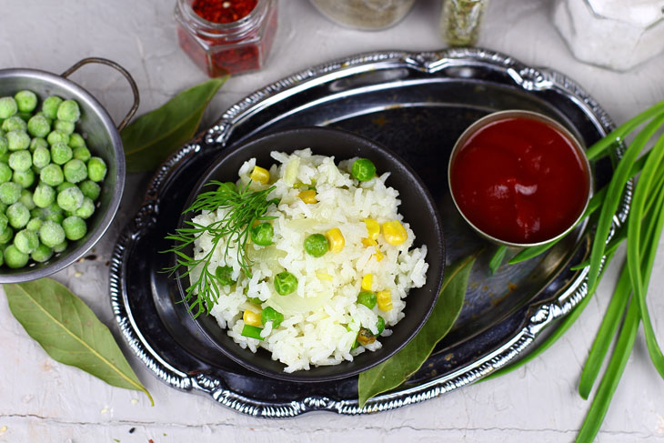 Rice with corn and green peas - a delicious side dish made from inexpensive ingredients