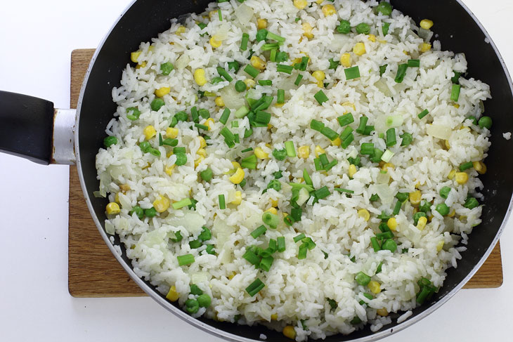 Rice with corn and green peas - a delicious side dish made from inexpensive ingredients