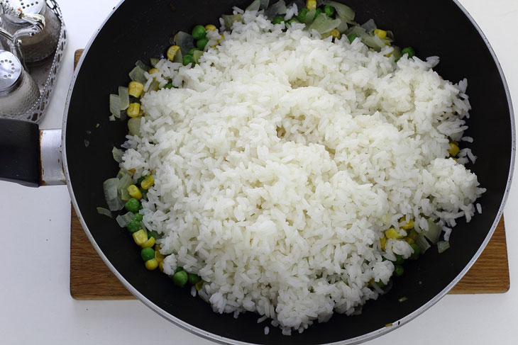 Rice with corn and green peas - a delicious side dish made from inexpensive ingredients