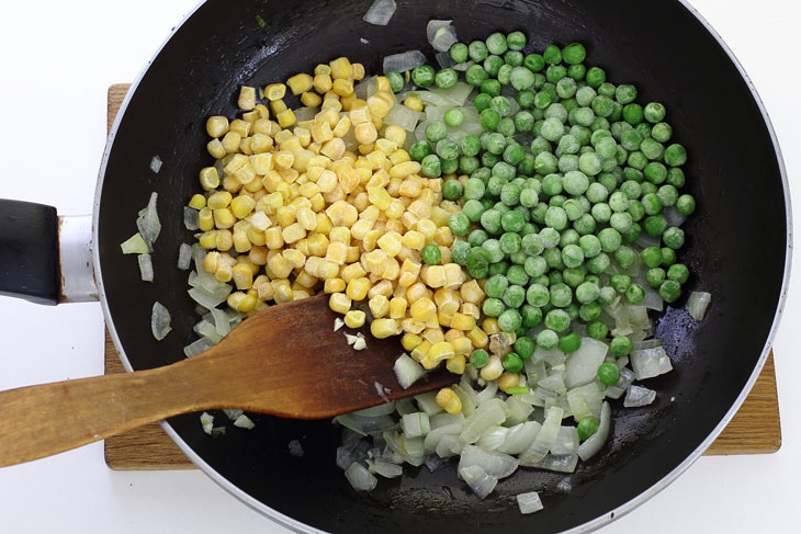 Rice with corn and green peas - a delicious side dish made from inexpensive ingredients