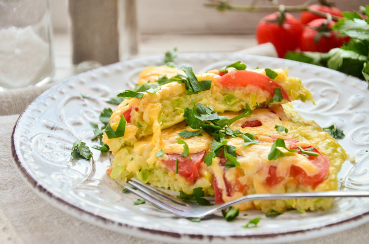 Zucchini pizza with tomatoes and cheese