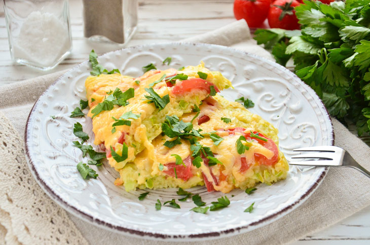 Zucchini pizza with tomatoes and cheese