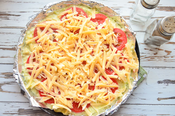 Zucchini pizza with tomatoes and cheese