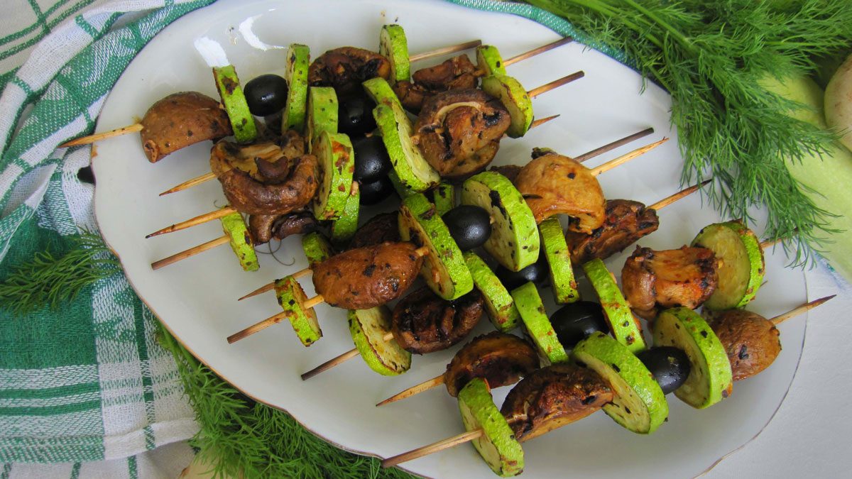 Diet kebab of zucchini with champignons – in the oven or on the grill
