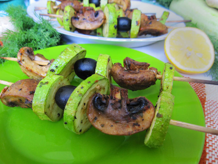 Diet kebab of zucchini with champignons - in the oven or on the grill