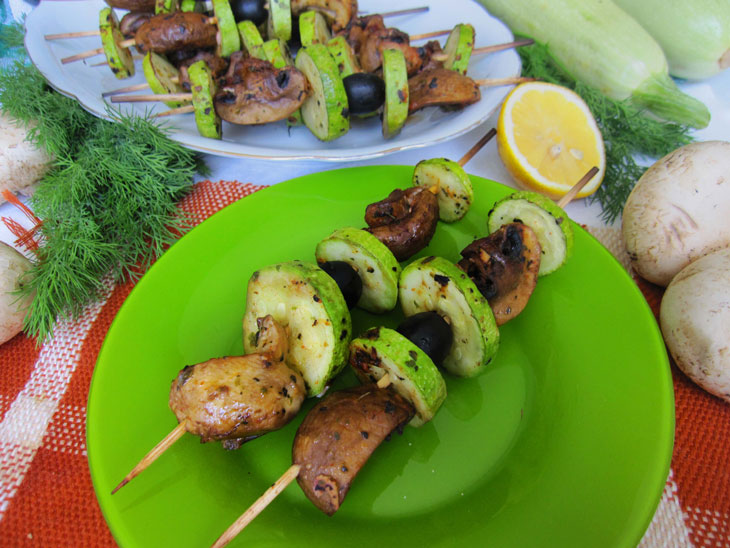 Diet kebab of zucchini with champignons - in the oven or on the grill