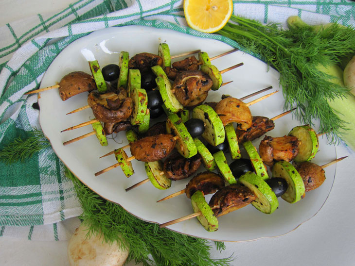 Diet kebab of zucchini with champignons - in the oven or on the grill