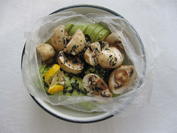Diet kebab of zucchini with champignons - in the oven or on the grill