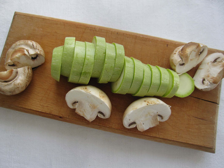 Diet kebab of zucchini with champignons - in the oven or on the grill