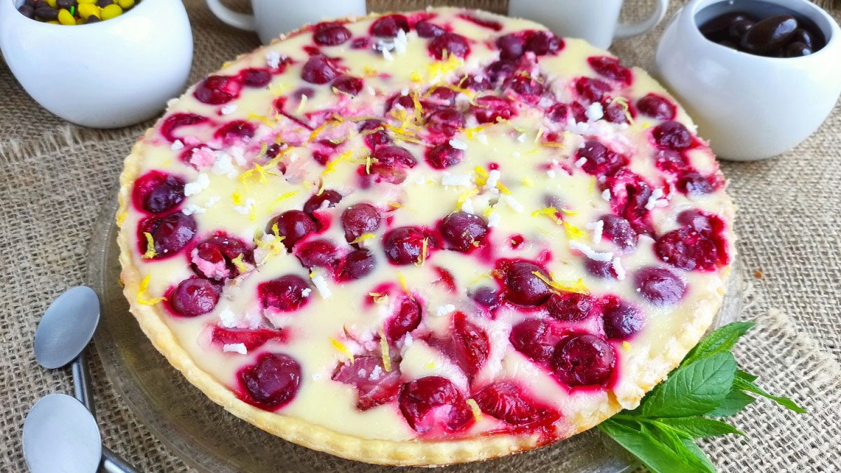 Jellied pie with berries – tender and tasty summer pastries