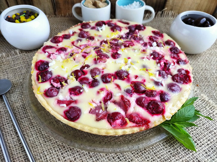 Jellied pie with berries - tender and tasty summer pastries