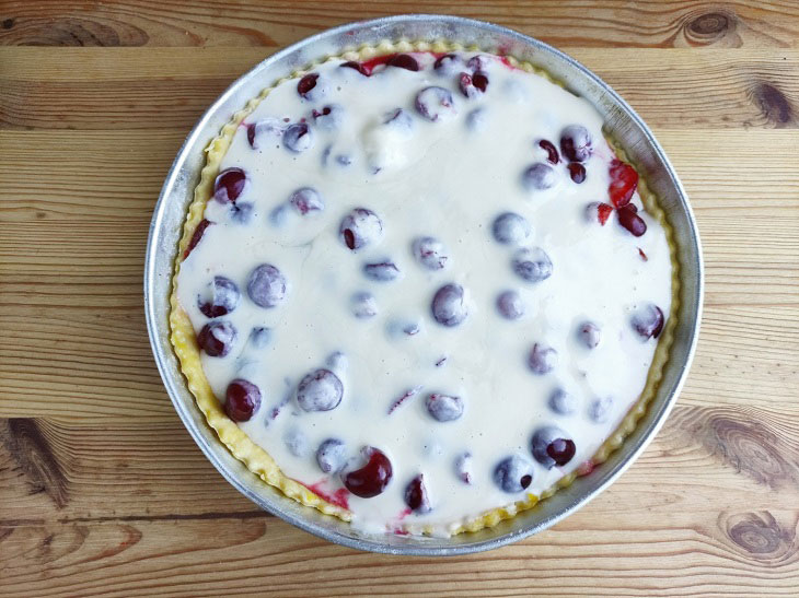 Jellied pie with berries - tender and tasty summer pastries