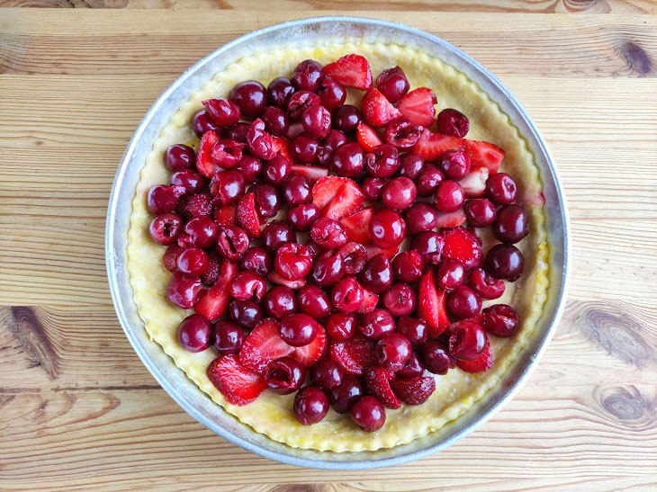 Jellied pie with berries - tender and tasty summer pastries