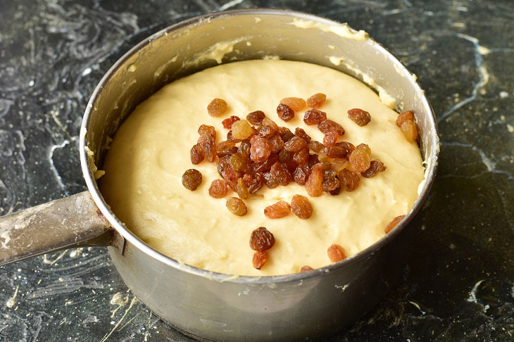 Easter cake with raisins - a simple holiday baking recipe