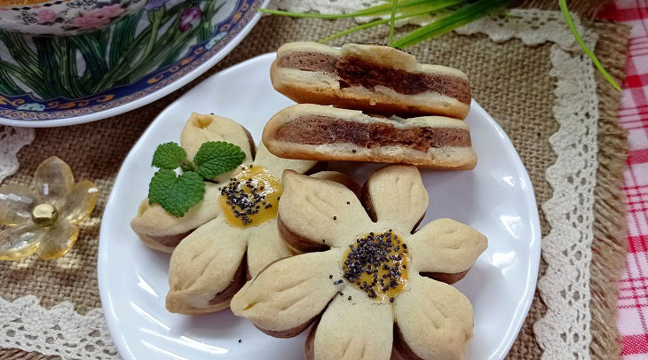 Shortbread cookies "Flowers" - tasty, delicate and elegant