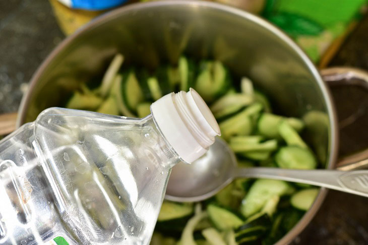 Salad "Nezhinsky" from cucumbers - an incomparable preparation for the winter