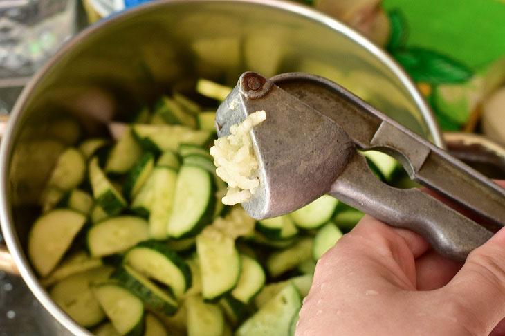 Salad "Nezhinsky" from cucumbers - an incomparable preparation for the winter