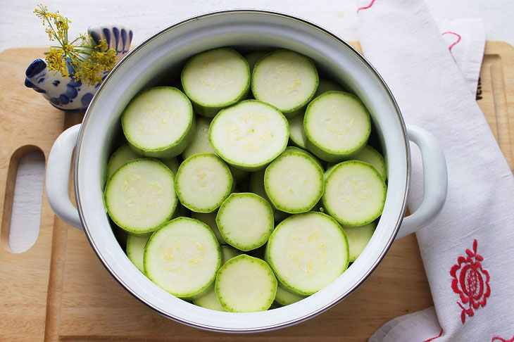 Lightly salted zucchini - a wonderful seasonal preparation