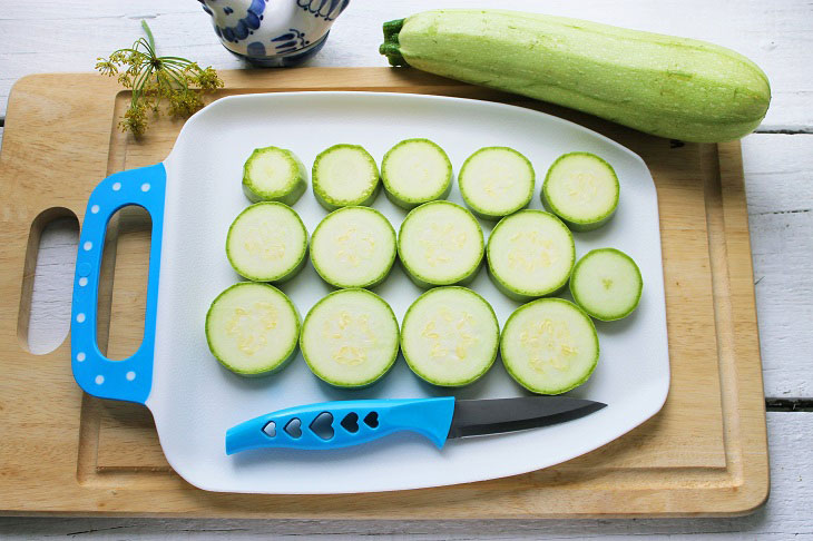 Lightly salted zucchini - a wonderful seasonal preparation