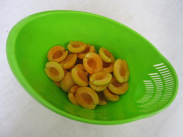 Compote of apricots with red currants for the winter without sterilization