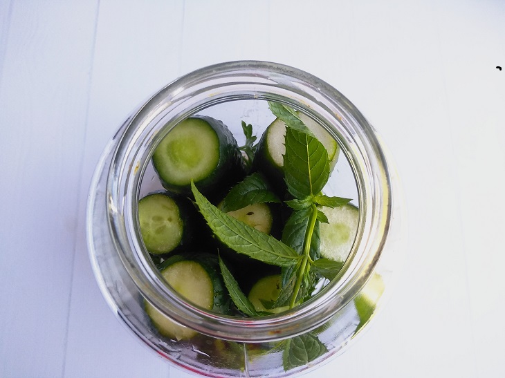 Pickled cucumbers with mustard - crispy and fragrant