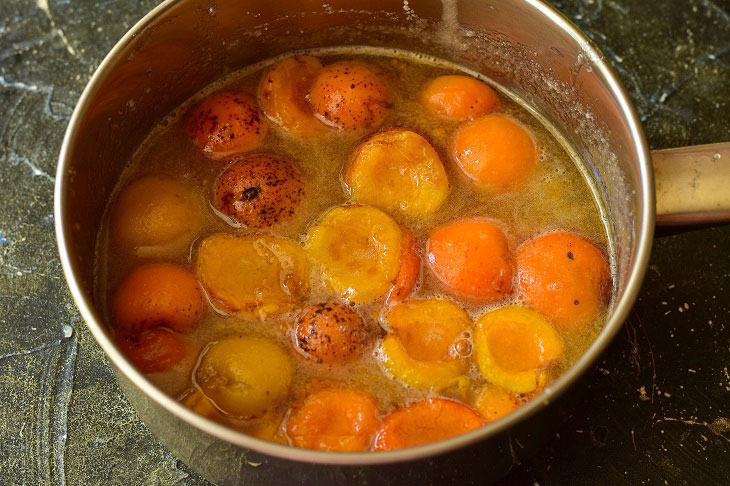 Apricot jam without cooking fruits for the winter - beautiful and appetizing