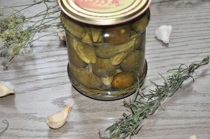 Gherkins with tarragon - crispy and fragrant