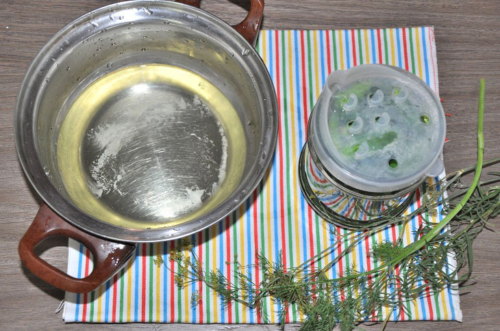 Gherkins with tarragon - crispy and fragrant