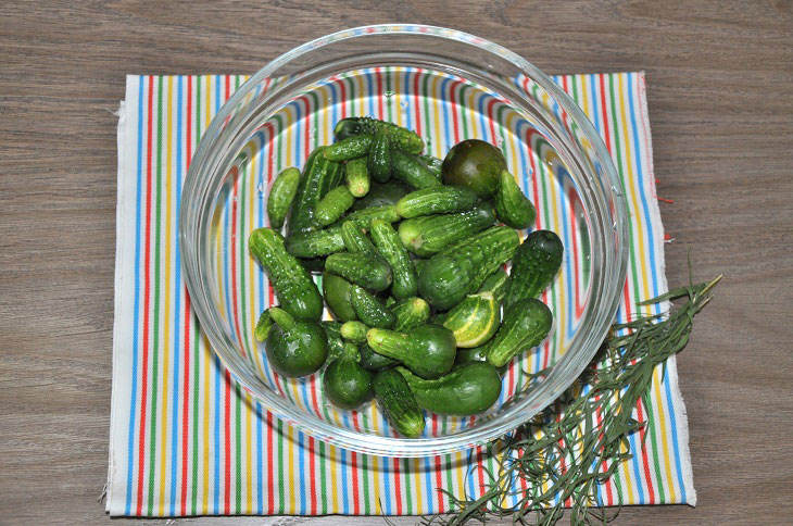 Gherkins with tarragon - crispy and fragrant