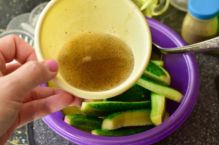 Cucumbers "Bomb" with grated garlic - a delicious preparation for the winter