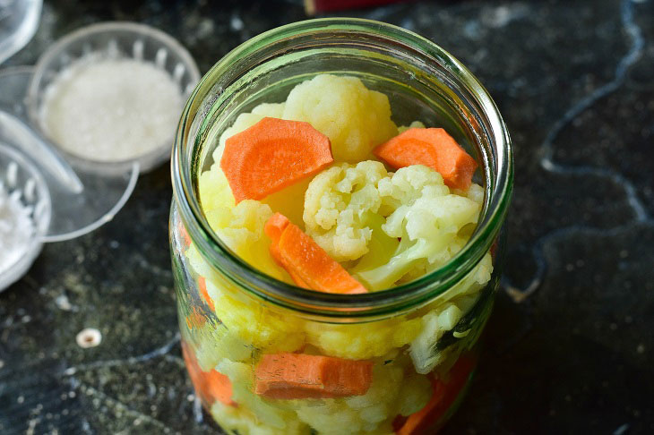 Marinated cauliflower for the winter - a delicious and fragrant preparation