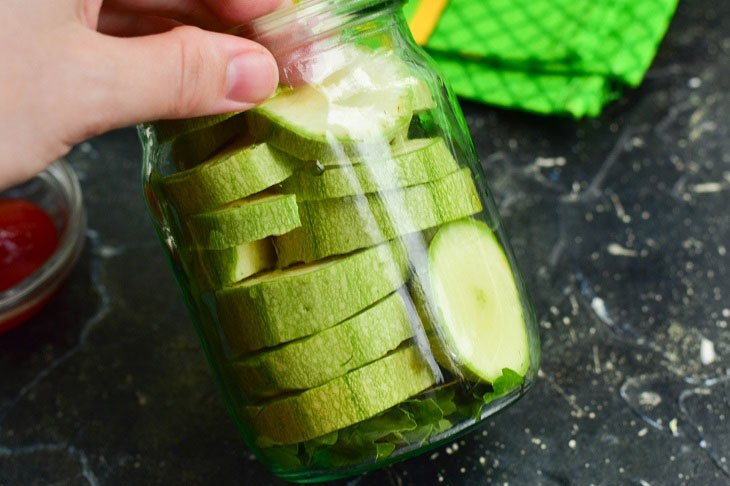 Zucchini in Chili ketchup for the winter - excellent canned vegetables