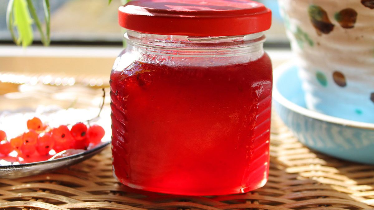 Redcurrant jelly – tasty and healthy