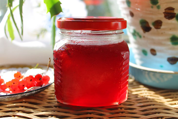 Redcurrant jelly - tasty and healthy