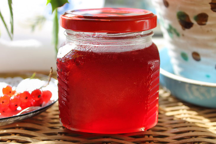 Redcurrant jelly - tasty and healthy