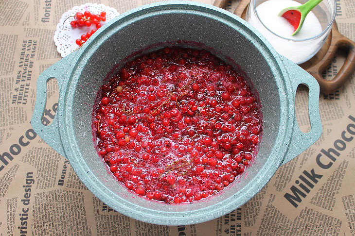 Redcurrant jelly - tasty and healthy