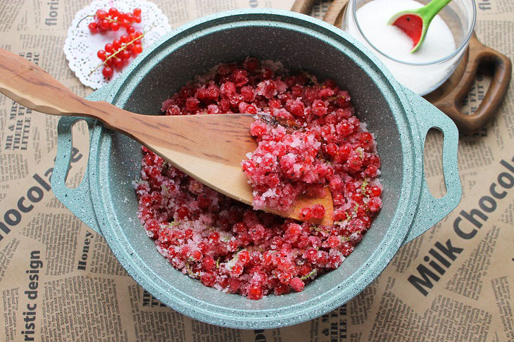 Redcurrant jelly - tasty and healthy