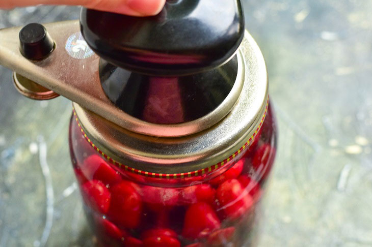 Cherry compote for the winter - fragrant, healthy and natural