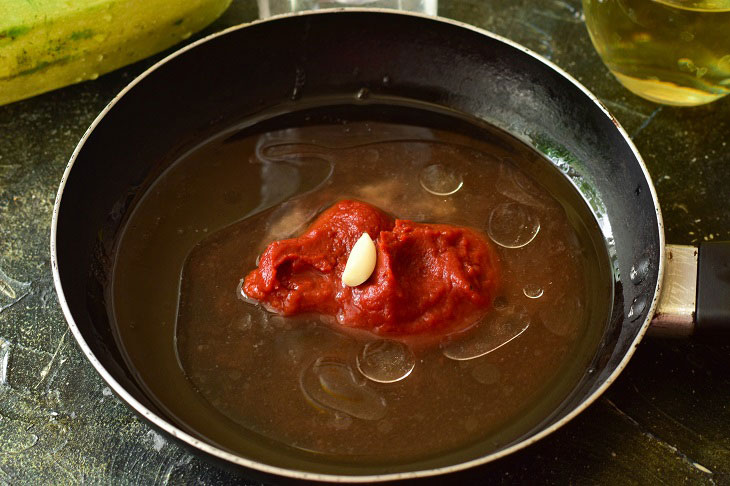 Zucchini with tomato paste for the winter - a versatile vegetable snack