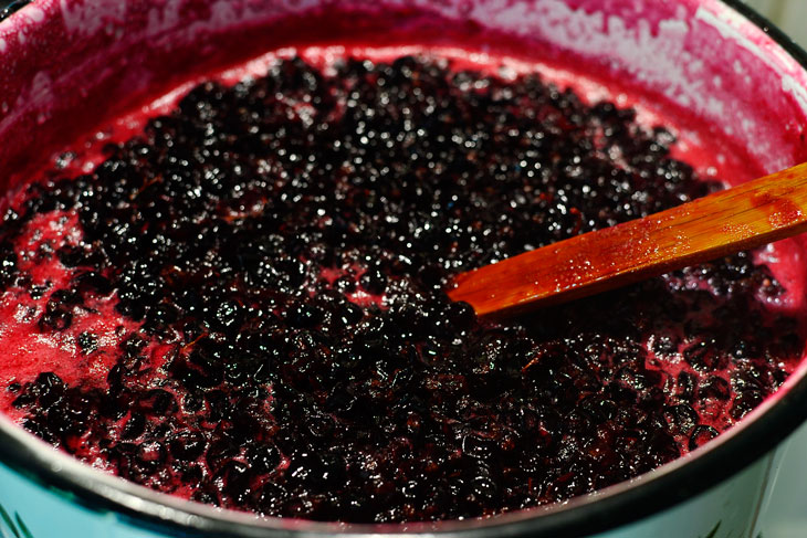 Jam "Five Minute" from blackcurrant - even a novice hostess can handle it