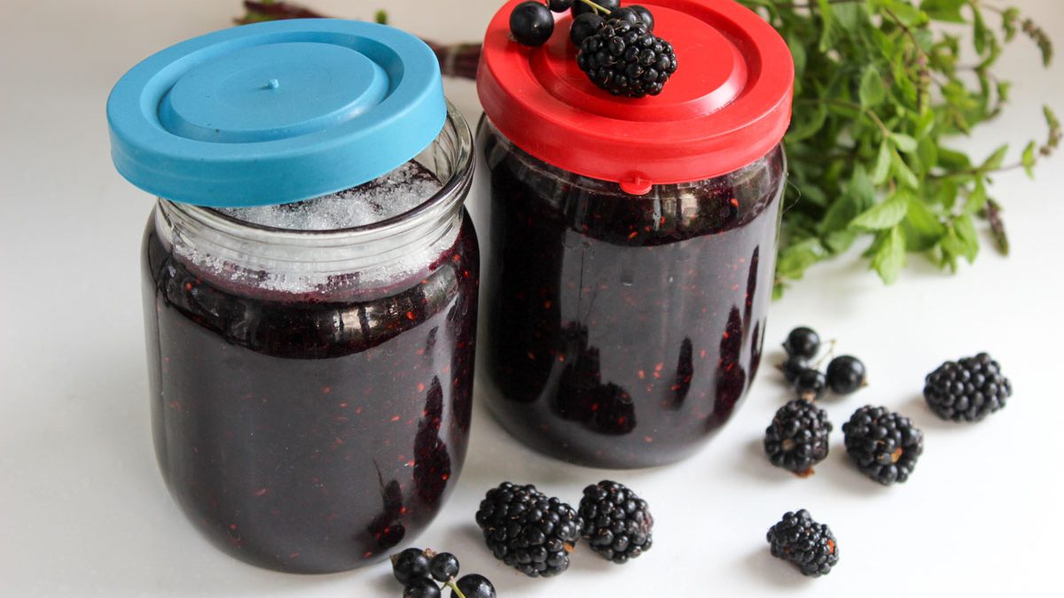 Blackberries mashed with sugar – delicious jam without cooking