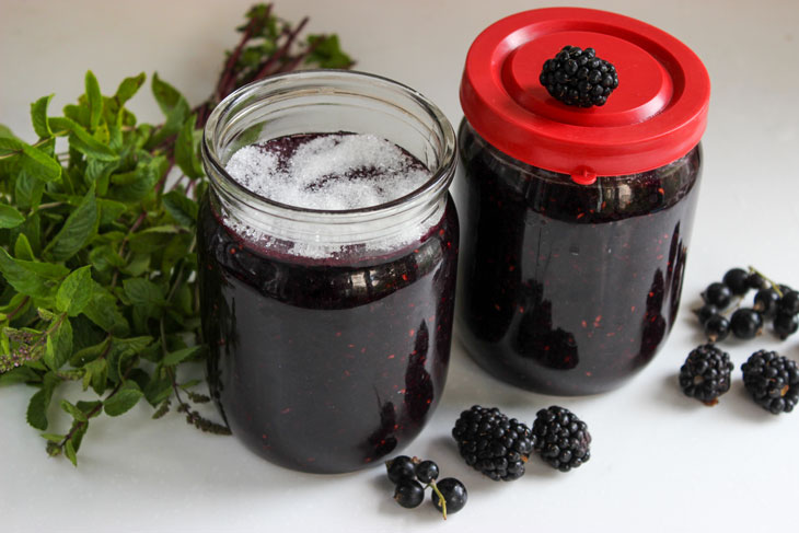 Blackberries mashed with sugar - delicious jam without cooking