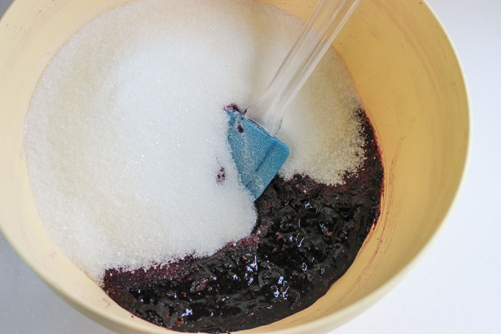 Blackberries mashed with sugar - delicious jam without cooking