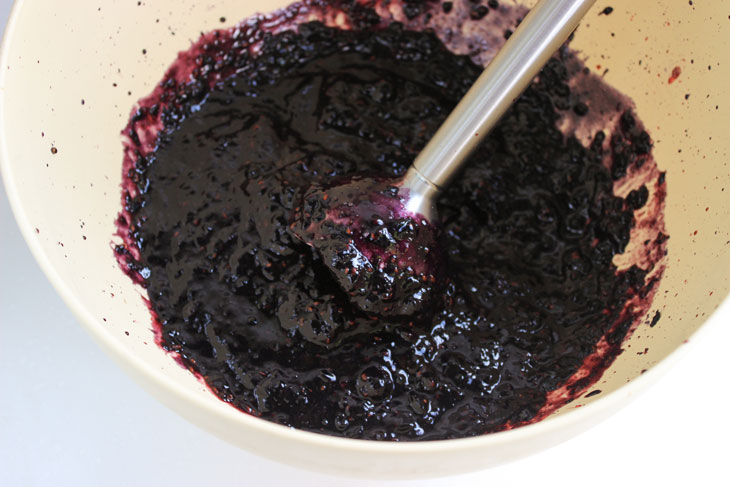 Blackberries mashed with sugar - delicious jam without cooking