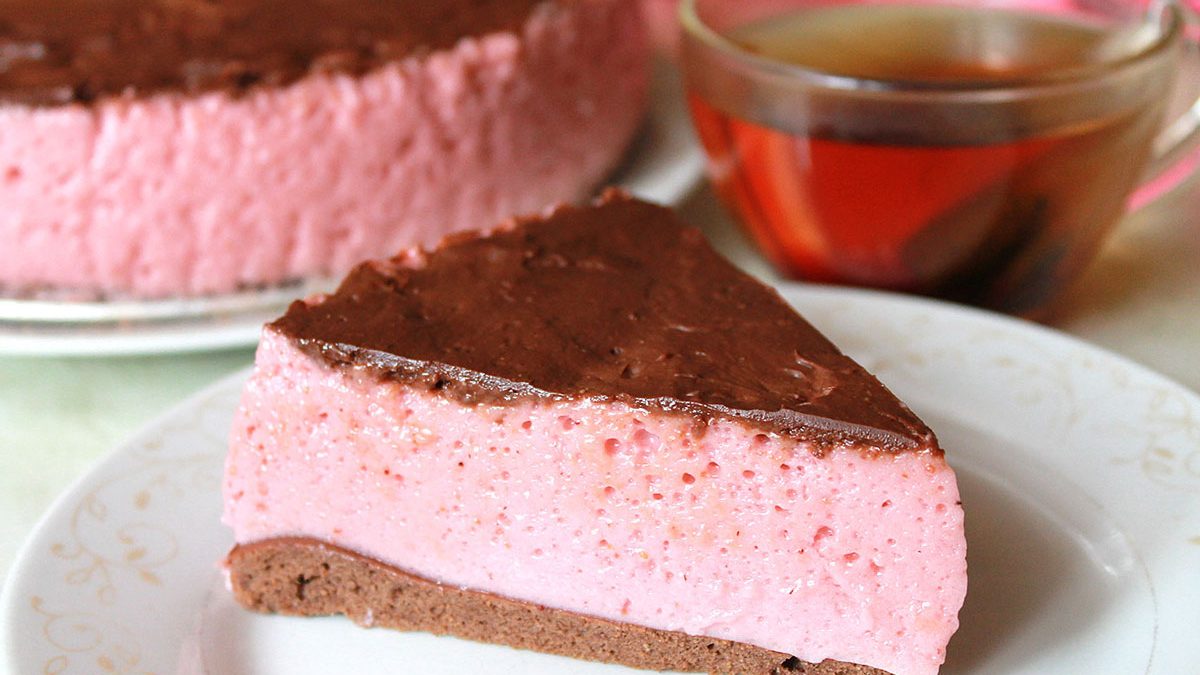 Strawberry cake “Bird’s milk” – a delicious combination of taste