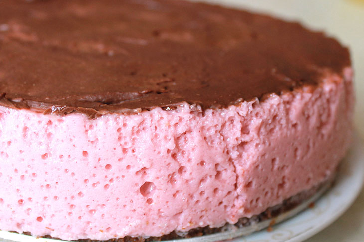 Strawberry cake "Bird's milk" - a delicious combination of taste