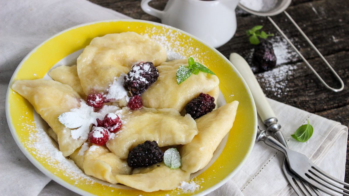 Sweet dumplings with cottage cheese on kefir – simple and fast, from affordable products