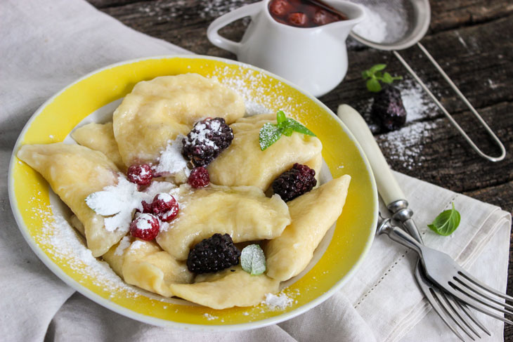 Sweet dumplings with cottage cheese on kefir - simple and fast, from affordable products