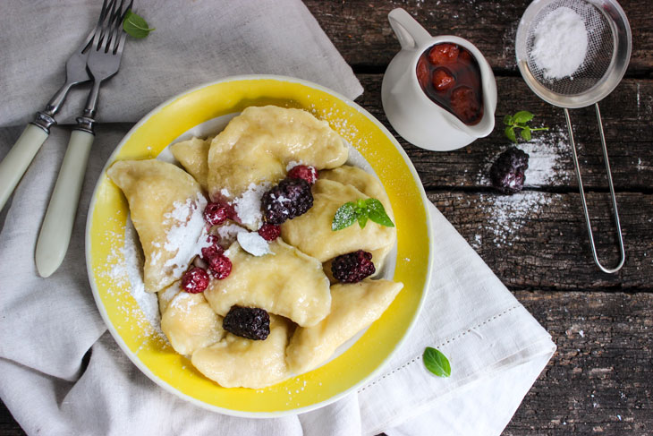 Sweet dumplings with cottage cheese on kefir - simple and fast, from affordable products